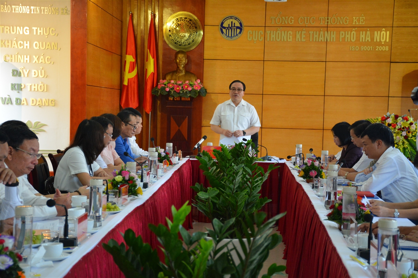 Bí thư Thành ủy Hà Nội Hoàng Trung Hải đến thăm và làm việc tại Cục Thống kê Thành phố Hà Nội
