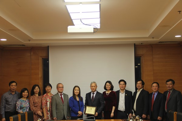 Lễ trao Kỷ niệm chương của UNFPA tại Việt Nam cho Tổng cục trưởng Tổng cục Thống kê Nguyễn Bích Lâm 2