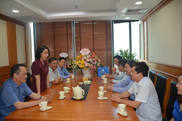 Trường Đại học Kinh tế quốc dân Hà Nội chúc mừng Cựu sinh viên Nguyễn Thị Hương giữ chức vụ Tổng cục trưởng Tổng cục Thống kê 1