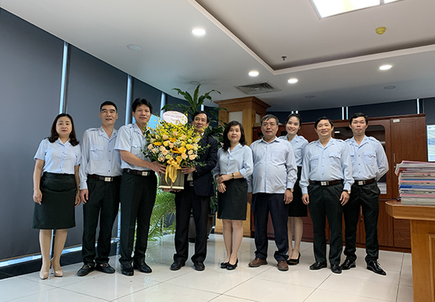 Phó Tổng cục trưởng Nguyễn Trung Tiến chúc mừng Vụ Pháp chế và Thanh tra thống kê nhân ngày Truyền thống thanh tra