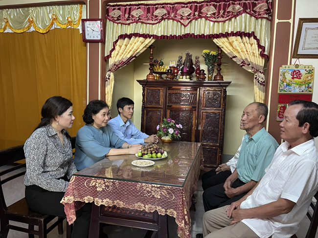 Bộ trưởng Nguyễn Chí Dũng trao tặng quà, xe lăn cho người khuyết tật và nạn nhân da cam tỉnh Quảng Trị 2