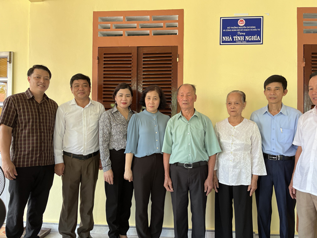 Bộ trưởng Nguyễn Chí Dũng trao tặng quà, xe lăn cho người khuyết tật và nạn nhân da cam tỉnh Quảng Trị 3