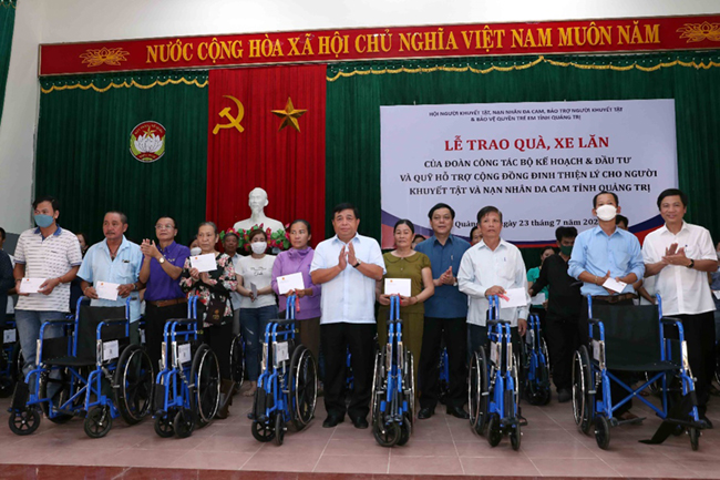 Bộ trưởng Nguyễn Chí Dũng trao tặng quà, xe lăn cho người khuyết tật và nạn nhân da cam tỉnh Quảng Trị