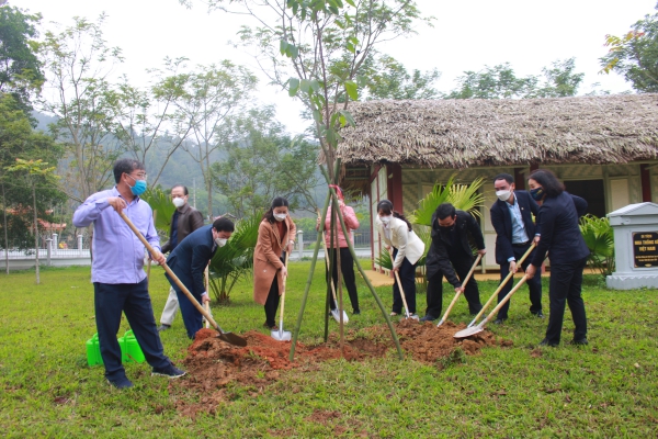 Lãnh đạo Tổng cục Thống kê dâng hương và trồng cây lưu niệm tại khu di tích Nha Thống kê Việt Nam 1