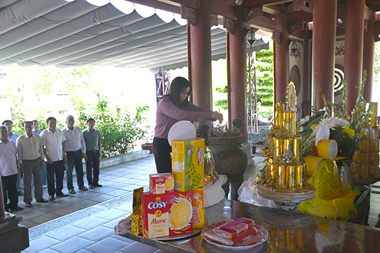 Tổng cục Thống kê dâng hương tưởng niệm các anh hùng liệt sĩ tại các tỉnh miền Trung 1