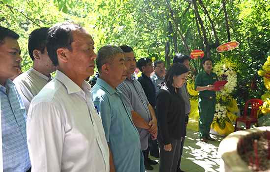 Tổng cục Thống kê dâng hương tưởng niệm các anh hùng liệt sĩ tại các tỉnh miền Trung 4