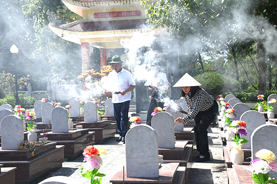 Tổng cục Thống kê dâng hương tưởng niệm các anh hùng liệt sĩ tại các tỉnh miền Trung 6