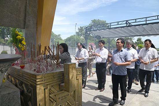 Tổng cục Thống kê dâng hương tưởng niệm các anh hùng liệt sĩ tại các tỉnh miền Trung 7
