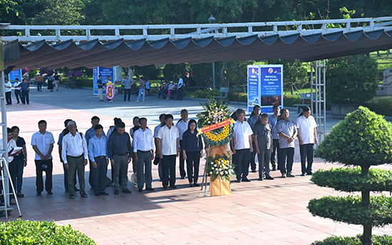 Tổng cục Thống kê dâng hương tưởng niệm các anh hùng liệt sĩ tại các tỉnh miền Trung 8