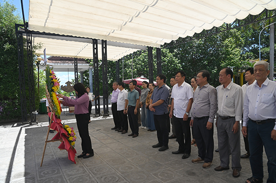 Tổng cục Thống kê dâng hương tưởng niệm các anh hùng liệt sĩ tại các tỉnh miền Trung