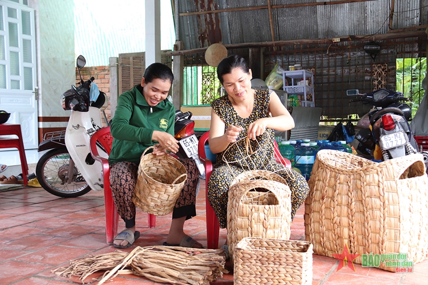 Dệt bức tranh quê hương từ làng nghề truyền thống