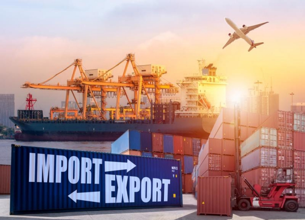Xuất khẩu 305,5 tỷ USD, Việt Nam giữ vững cán cân thương mại theo hướng xuất siêu