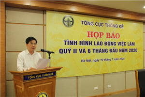 Ông Phạm Quang Vinh - Phó Tổng cục trưởng TCTK chủ trì buổi Họp báo