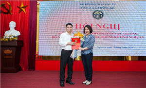 Bà Nguyễn Thị Hương - Tổng cục trưởng TCTK trao Quyết định bổ nhiệm chức vụ Cục trưởng Cục Thống kê tỉnh Nghệ An cho ông Phan Trường Sơn