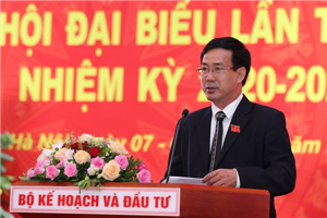 Đồng chí Nguyễn Trung Tiến, Phó bí thư Đảng ủy cơ quan TCTK, Phó Tổng cục trưởng TCTK trình bày tham luận tại Đại hội