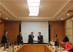Phó Tổng cục trưởng Phạm Quang Vinh tặng quà lưu niệm cho đoàn Thống kê Nepal