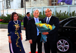 Tổng cục trưởng TCTK Nguyễn Bích Lâm tặng hoa chúc mừng Thủ tướng Nguyễn Xuân Phúc tới dự và chỉ đạo Hội nghị