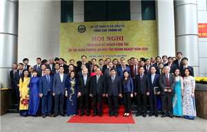 Thủ tướng Chính phủ Nguyễn Xuân Phúc chụp ảnh lưu niệm cùng tập thể lãnh đạo TCTK 