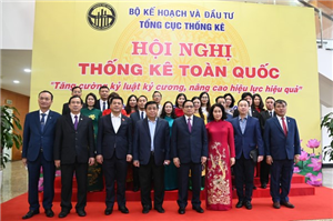 Đồng chí Phạm Minh Chính, Ủy viên Bộ Chính trị, Thủ tướng Chính phủ chụp ảnh lưu niệm cùng lãnh đạo Tổng cục Thống kê tại Hội nghị Thống kê toàn quốc 