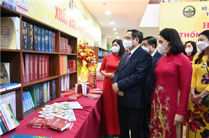 Đồng chí Phạm Minh Chính, Ủy viên Bộ Chính trị, Thủ tướng Chính phủ thăm quan Phòng truyền thống ngành Thống kê,