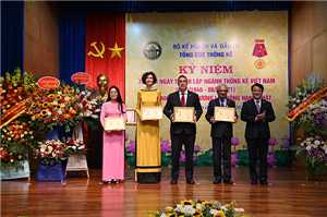 Thứ trưởng Bộ Kế hoạch và Đầu tư Trần Quốc Phương trao kỷ niệm chương Vì sự nghiệp Thống kê Việt Nam
cho cá nhân của một số tổ chức quốc tế