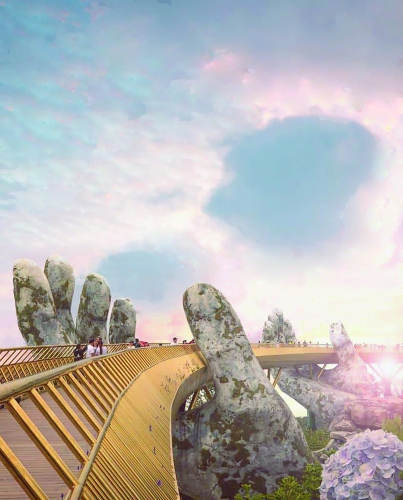 Cầu Vàng Đà Nẵng là một trong những cây cầu độc đáo nhất thế giới. Với tầm nhìn bao quát ra biển và núi non, cầu Vàng được xem như là nơi kết nối giữa trời đất. Hãy cùng chiêm ngưỡng vẻ đẹp của cầu Vàng Đà Nẵng và trải nghiệm cảm giác thăng hoa khi đứng trên nó.