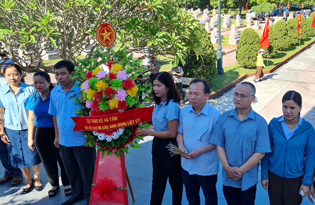 Cục Thống kê tỉnh Hà Tĩnh tổ chức tri ân các anh hùng liệt sĩ và thăm hỏi các gia đình thương binh, liệt sĩ, người có công với cách mạng