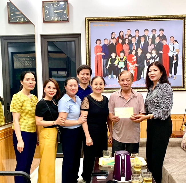 Cục Thống kê tỉnh Hà Tĩnh tổ chức tri ân các anh hùng liệt sĩ và thăm hỏi các gia đình thương binh, liệt sĩ, người có công với cách mạng