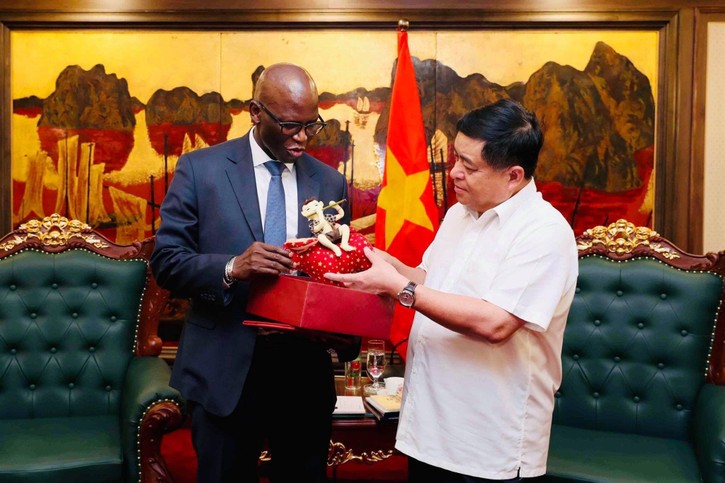Bộ trưởng Bộ Kế hoạch và Đầu tư Nguyễn Chí Dũng được vinh danh Giải thưởng Cống hiến 1