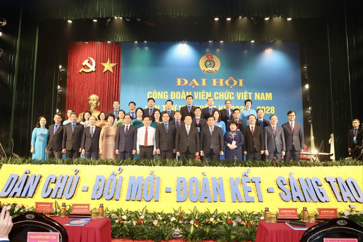 Bộ trưởng Bộ Kế hoạch và Đầu tư Nguyễn Chí Dũng được vinh danh Giải thưởng Cống hiến 4
