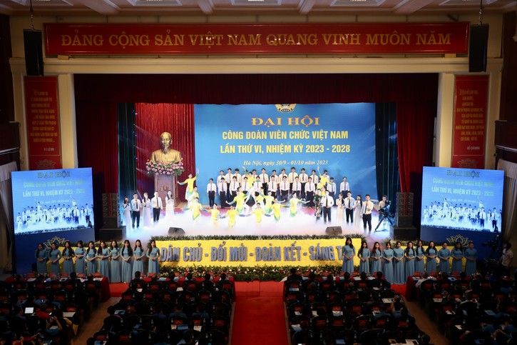 Bộ trưởng Bộ Kế hoạch và Đầu tư Nguyễn Chí Dũng được vinh danh Giải thưởng Cống hiến 6