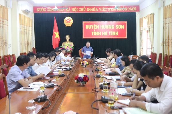Cục Thống kê Hà Tĩnh kiểm tra việc sử dụng số liệu, thông tin thống kê nhà nước tại UBND huyện Hương Sơn 