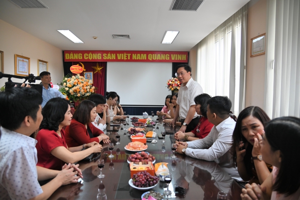 Lãnh đạo Bộ Kế hoạch và Đầu tư, Lãnh đạo Tổng cục Thống kê và các đơn vị chúc mừng Tạp chí Con số và Sự kiện nhân Ngày Báo chí Cách mạng Việt Nam 1