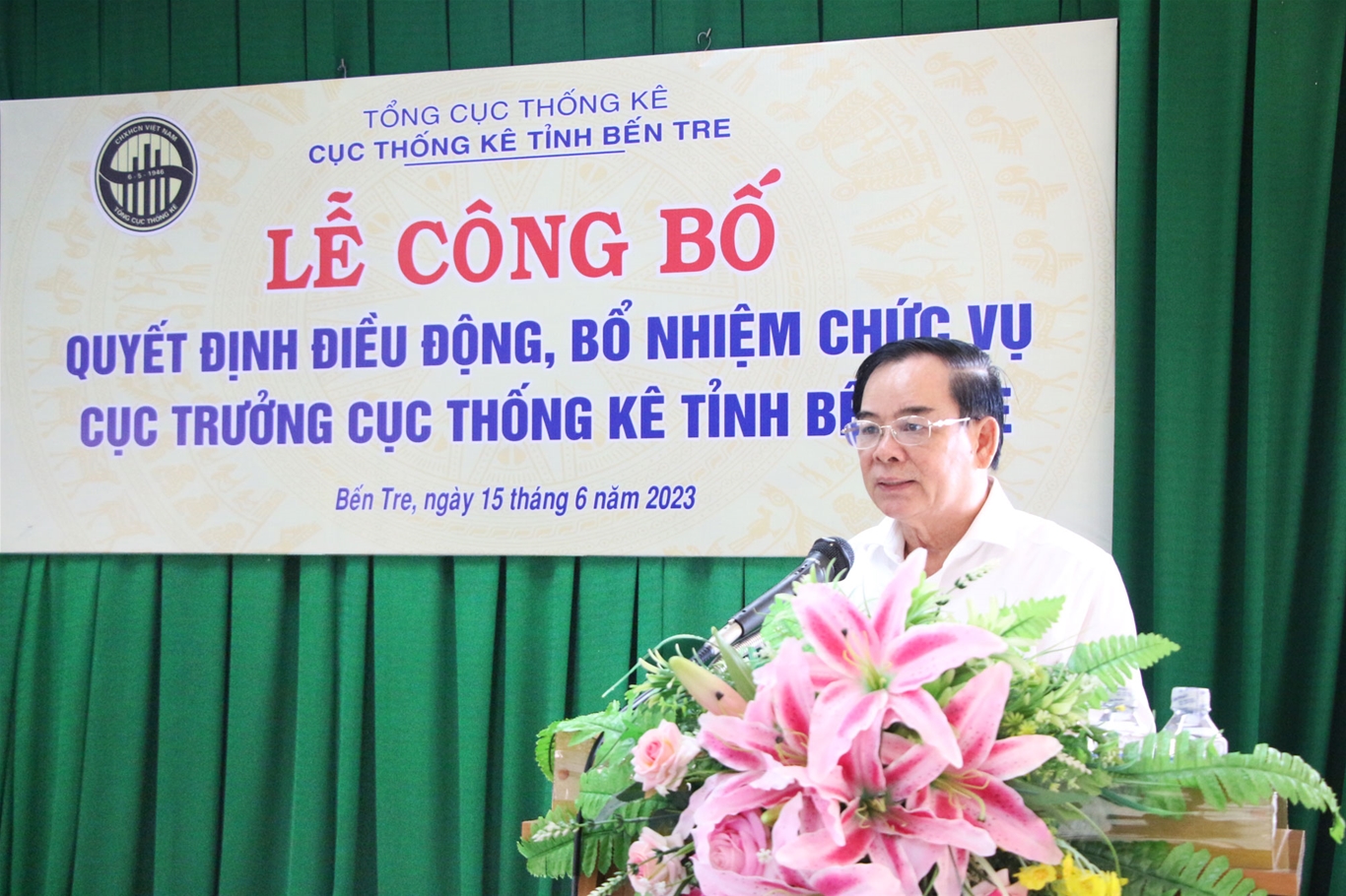 Tổng cục trưởng Tổng cục Thống kê trao quyết định điều động, bổ nhiệm Cục trưởng Cục Thống kê tỉnh Bến Tre đối với ông Võ Thanh Sang 2