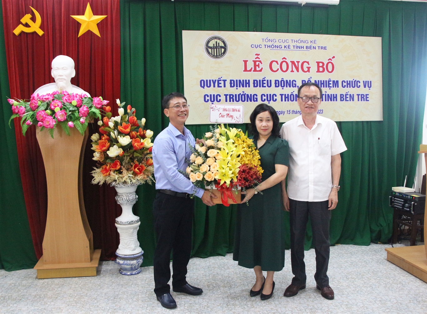 Tổng cục trưởng Tổng cục Thống kê trao quyết định điều động, bổ nhiệm Cục trưởng Cục Thống kê tỉnh Bến Tre đối với ông Võ Thanh Sang