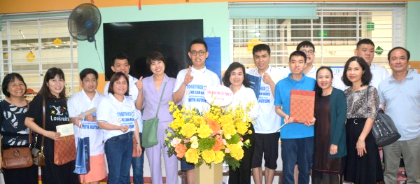 Công đoàn Tổng cục Thống kê  thăm hỏi và  trao quà cho Câu lạc bộ Gia đình có trẻ tự kỷ Hà Nội nhân ngày Người Khuyết tật Việt Nam