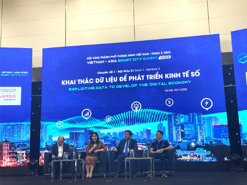 Tổng cục trưởng Nguyễn Thị Hương trình bày tham luận về nhận diện và đo lường kinh tế số tại Hội nghị Thành phố thông minh Việt Nam - Châu Á 2023
