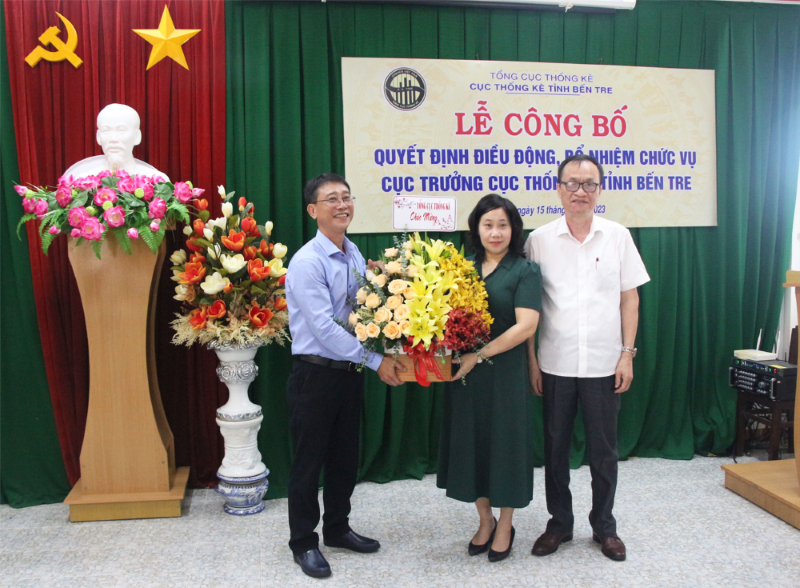 Tổng cục trưởng TCTK Nguyễn Thị Hương trao quyết định điều động, bổ nhiệm Cục trưởng Cục Thống kê tỉnh Bến Tre đối với ông Võ Thanh Sang và làm việc với UBND tỉnh Bến Tre