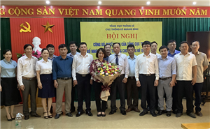 Bà Nguyễn Thị Hương - Tổng cục trưởng TCTK chụp ảnh lưu niệm với cán bộ cốt cán Cục Thống kê tỉnh Quảng Bình
