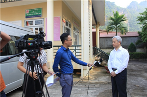 Ông Nguyễn Bích Lâm - Tổng cục trưởng TCTK trả lời phỏng vấn phóng viên Đài truyền hình Việt Nam - tại Chiềng Xôm - TP Sơn La