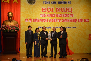 Thủ tướng Chính phủ Nguyễn Xuân Phúc tặng quà lưu niệm cho TCTK 