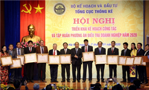 Thủ tướng Chính phủ Nguyên Xuân Phúc trao Huân chương lao động cho các tập thể, cá nhân
đạt thành tích xuất sắc trong công tác