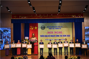 Tổng cục trưởng TCTK Nguyễn Thị Hương trao Bằng khen cho các tập thể, cá nhân đạt thành tích xuất sắc