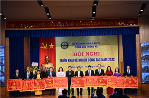 Phó Tổng cục trưởng TCTK Nguyễn Trung Tiến trao cờ cho các đơn vị đạt thành tích xuất sắc trong phong trào thi đua năm 2021