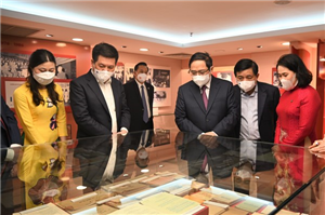 Đồng chí Phạm Minh Chính, Ủy viên Bộ Chính trị, Thủ tướng Chính phủ thăm quan Phòng truyền thống ngành Thống kê