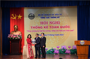 Lãnh đạo Tổng cục Thống kê nhận quà lưu niệm của 
Thủ tướng Chính phủ Phạm Minh Chính