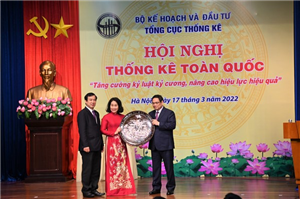 Lãnh đạo Tổng cục Thống kê nhận quà lưu niệm của Thủ Tướng Chính phủ Phạm Minh Chính,